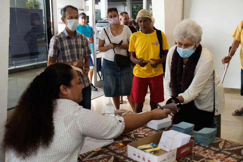 Les électeurs arrivent pour voter pour le second tour de l'élection présidentielle française, dans un bureau de vote à Nouméa, en Nouvelle-Calédonie, le 24 avril 2022 (Photo, AFP). 