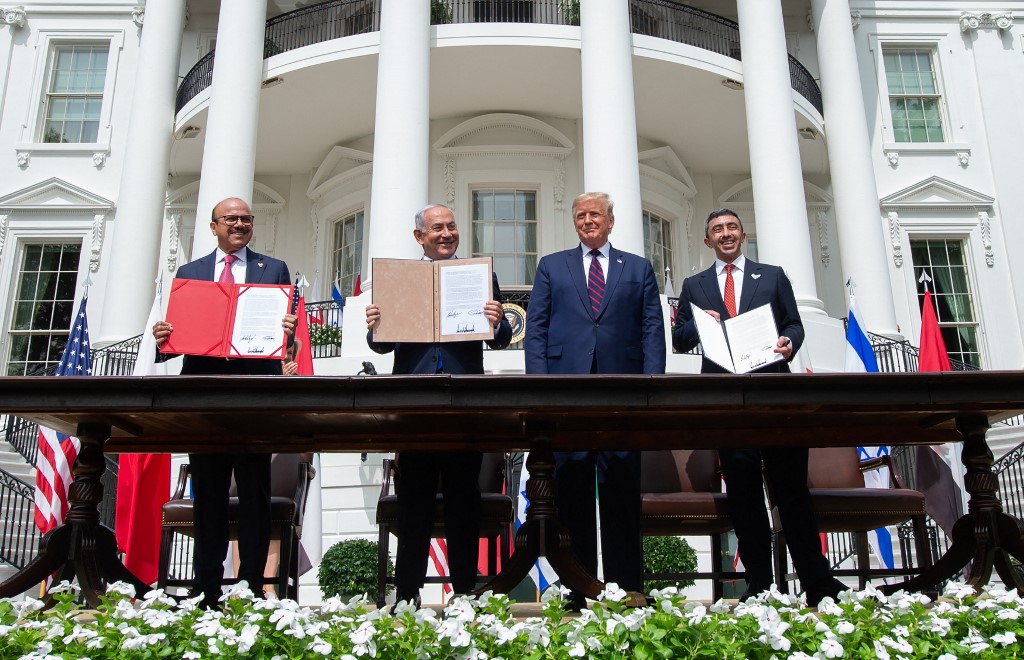 Le ministre bahreïni des Affaires étrangères, Abdellatif ben Rachid al-Zayani, le Premier ministre israélien Benjamin Netanyahou, le président américain Donald Trump et le ministre émirati des Affaires étrangères, cheikh Abdallah ben Zayed ben Sultan al-Nahyane, lors de la cérémonie de signature des accords d’Abraham devant la Maison Blanche à Washington, le 15 septembre 2020. (Photo, AFP)