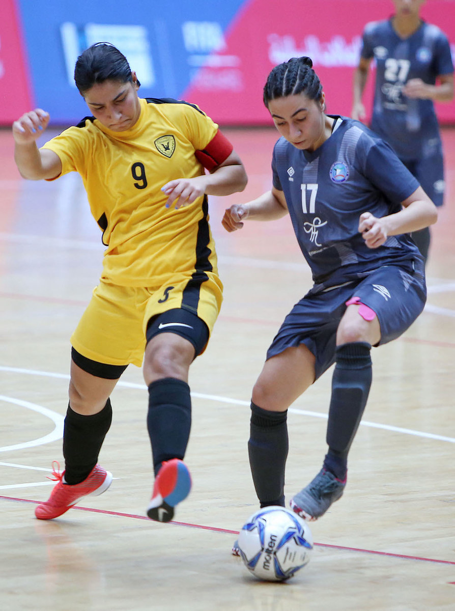 Salwa de Shorouq Basha (R) en compétition avec Shorouq Salem d'al-Qadeseyya, lors de la 3e ligue féminine de futsal, au Koweït Sports Club à Koweït. (AFP/Fichier Photo)