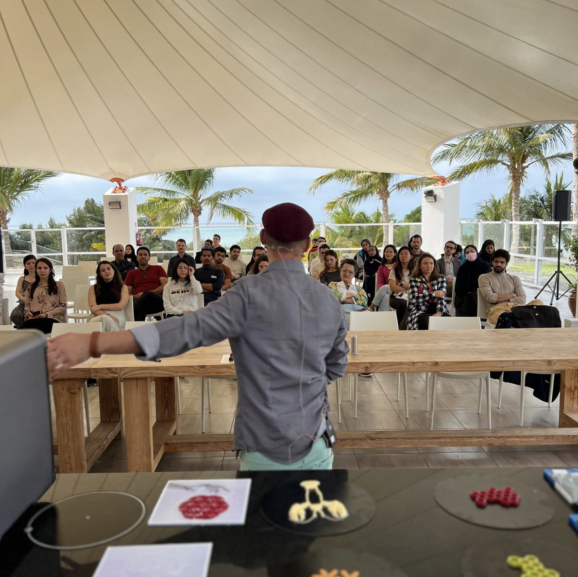 Des visiteurs assistent à une démonstration d'Essence Food au Gulfood de Dubaï. (Photo Fournie)