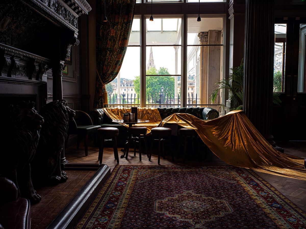 Lamya Gargash, Lions, The Architect, Bath, UK, 2024, tirage au pigment d'archives, 90 x 120 cm, édition de 3, 1AP. (Avec l'aimable autorisation de l'artiste et de The Third Line, Dubaï)