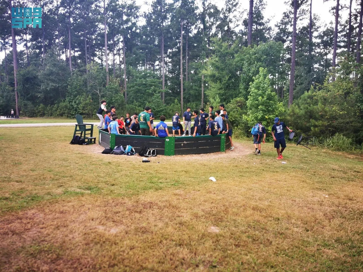 Les scouts saoudiens participant au jamboree reçoivent un briefing de leur leader au Camp Strake à Houston. (SPA)