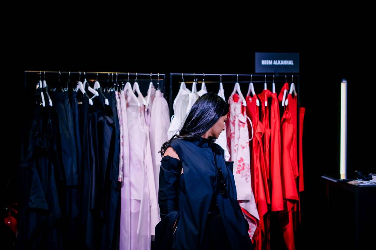 La créatrice Reem Alkanhal devant la collection de sa marque éponyme. (Fourni)