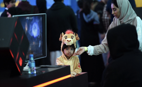 Un enfant saoudien déguisé en Simba du film d'animation de Disney « Le Roi Lion » (1994) assiste à la première édition du Comic-Con Arabia qui s'est tenue à Riyad. (AFP/ Photo d’archive)