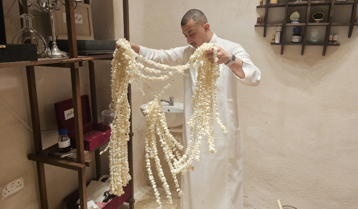 Azzam Al-Ghamdi de Dar Azzam travaillera avec des parfums tels que le musc, l'oud et la rose, afin de présenter l'art de la parfumerie en utilisant des plantes indigènes d'Arabie saoudite. (Photos AN par Saleh Fareed)