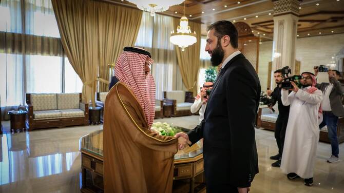 Le prince Faisal a également rencontré le président intérimaire Ahmed Al-Sharaa et "la délégation économique de haut niveau" s'est entretenue avec des responsables syriens sur les moyens de coopérer "qui contribuent à soutenir l'économie syrienne et à renforcer le développement des institutions". (KSAMOFA)