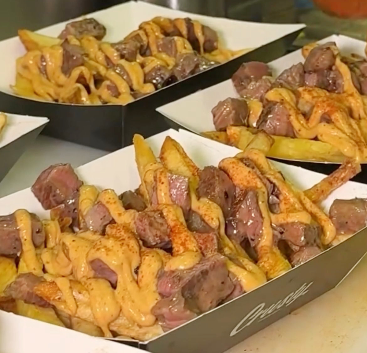 Après des années de perfectionnement dans la cuisson des steaks, Abdoush a décidé d'élever le niveau des frites en y ajoutant des cubes de steak de première qualité, nappés de sa sauce fétiche. (Photo AN de Hashim Nadeem)