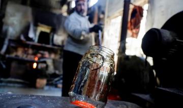 Au Liban, le verre pulvérisé par l'explosion recyclé en carafes et bocaux