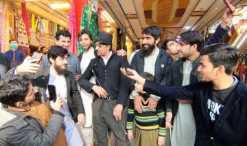 Un Charlie Chaplin Pakistanais allège le quotidien de Peshawar