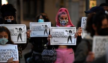 Parentalité et salaires sont à la traîne dans l'égalité entre les sexes, avertit la Banque mondiale
