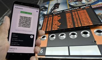 Une photo prise le 16 juin 2021 à l'aéroport de Liège montre l'écran d'un téléphone portable portant un QR code dans le cadre du «certificat sanitaire européen» (Photo, AFP)