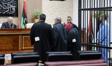 Saadi Kadhafi (à droite), le fils du dirigeant déchu Mouammar Kadhafi, se tient dans la cellule de l'accusé lors de son procès dans un palais de justice de la capitale libyenne Tripoli, le 13 mars 2016 (Photo, AFP)