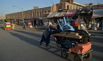 Un vendeur pousse un chariot le long d'une route à Hérat, le 20 septembre 2021 (Photo, AFP)