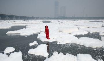 Inde: la Yamuna, rivière sacrée, se couvre d'une mousse toxique 