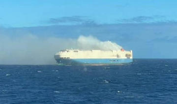 Un cargo qui transportait des voitures de luxe prend feu au milieu de l’Atlantique 