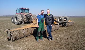 Rester en Ukraine et semer: le «coup de poker» de deux agriculteurs allemands