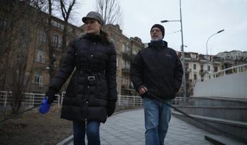 «C'est chez nous»: John et Natasha, deux Américains décidés à rester dans Kiev bombardée