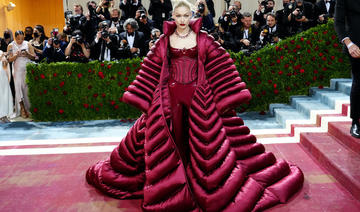 Gigi Hadid clôture le Met Gala 2022 en Versace