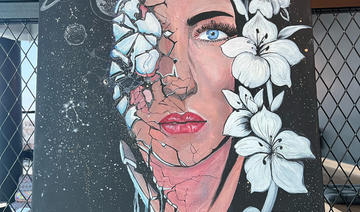 Un artiste saoudien dessine des portraits sur des gobelets en papier