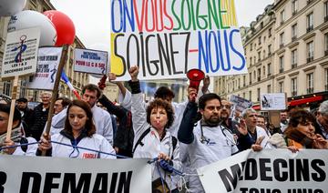 Des milliers de médecins libéraux manifestent pour un meilleur traitement
