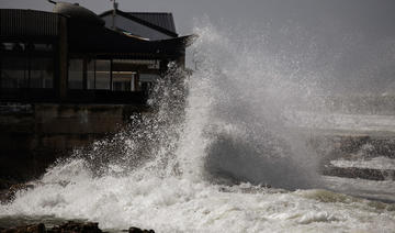 Afrique du Sud: des vagues hors normes frappent les côtes du Cap