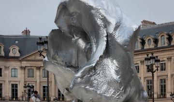 Une vague géante sculptée place Vendôme comme pour arrêter le temps