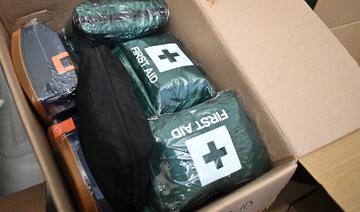 Des produits de première nécessité, dont des trousses de premiers secours, sont emballés pour être envoyés en Pologne pour les réfugiés ukrainiens, au White Eagle Club, un centre social polonais, à Balham, dans le sud de Londres, le 2 mars 2022. (Photo Justin Tallis  AFP)