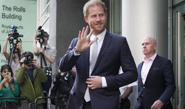 Le prince Harry fait condamner un tabloïd pour piratage de boîtes vocales