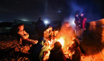 A Rafah, feu de bois et de plastique pour tenter de résister au froid