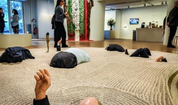 Parure africaine de déchets et plantes qui parlent: à Paris, une étonnante exposition sur la «sobriété»