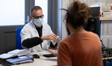 Médecins à diplôme étranger: «autorisés à travailler» pour les mois à venir