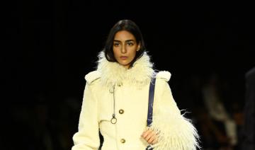 Le top-modèle Nora Attal défile pour Burberry 