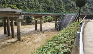 Un pont s'effondre en Chine après des pluies torrentielles: 12 morts et 31 disparus