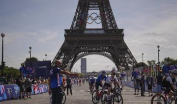 Paris: un homme escalade la tour Eiffel avant d'être interpellé