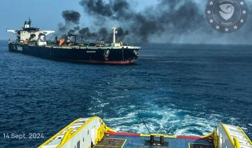 Le remorquage d'un pétrolier attaqué en mer Rouge se poursuit lentement, selon l'armée grecque