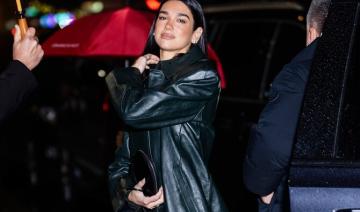 Dua Lipa choisit des talons signés Amina Muaddi lors de son apparition à New York