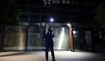 Greenpeace rend devant le siège d'EDF la statue de Macron, volée la veille
