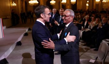 Le dernier vendeur de journaux à la criée de Paris fait "chevalier" par Macron