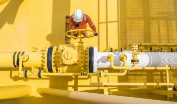Flambée historique du pétrole, la guerre au Moyen-Orient fait s'envoler les cours de 30%