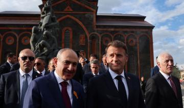 "La France vous aime", "l'Arménie avec l'Europe", clame Macron sur les lieux du séisme de 1988