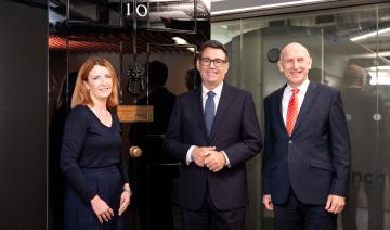 Andy Burnham inaugure son Downing Street "du Nord" à Manchester