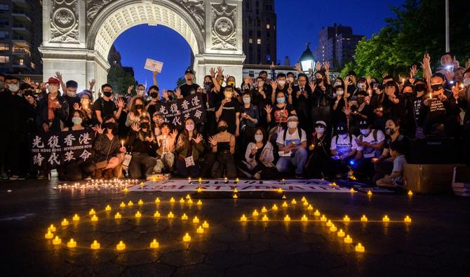 Des membres de la communauté chinoise et de Hong Kong à New York assistent à une veillée commémorant le 32e anniversaire des manifestations et de la répression en faveur de la démocratie sur la place Tiananmen en 1989, dans le parc de Washington Square à Manhattan, New York, le 4 juin 2021. (Photo, AFP)