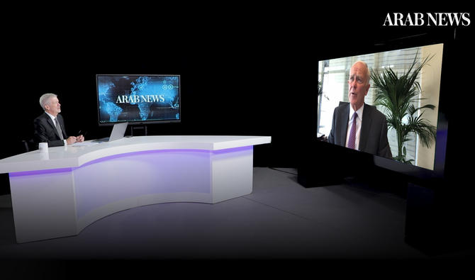 Le président de la compagnie aérienne Emirates, Tim Clark lors d'une interview sur Frankly Speaking (Capture d'écran) 