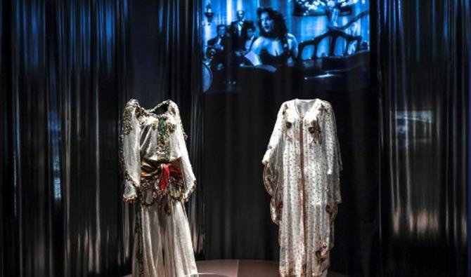 Une robe de la chanteuse et actrice d'origine égyptienne et française Dalida est exposée dans le cadre de l'exposition "Divas" à l'Institut du monde arabe (IMA) à Paris le 19 août 2021. STEPHANE DE SAKUTIN / AFP