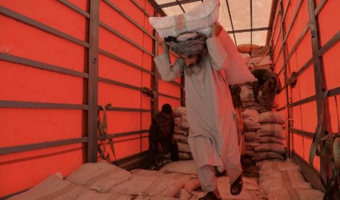Des Afghans travaillent dans un entrepôt douanier à Hérat, le 21 septembre (Photo, AFP)