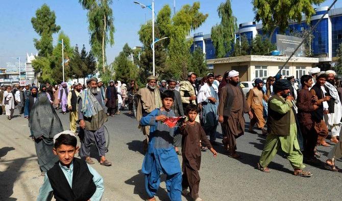 Une marche de protestation après la décision des talibans de les forcer des personnes quitter leur domicile à Kandahar, en Afghanistan, le 14 septembre 2021, sur cette photo tirée d'une vidéo (Reuters) 
