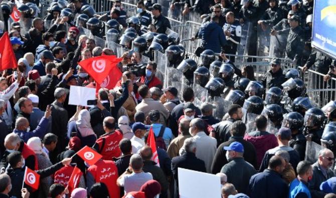 Des manifestants tunisiens affrontent les forces de sécurité lors d'une manifestation devant le parlement, contre la prise des pouvoirs par leur président Kais Saied, dans la capitale Tunis, le 14 novembre 2021. (Photo, AFP)