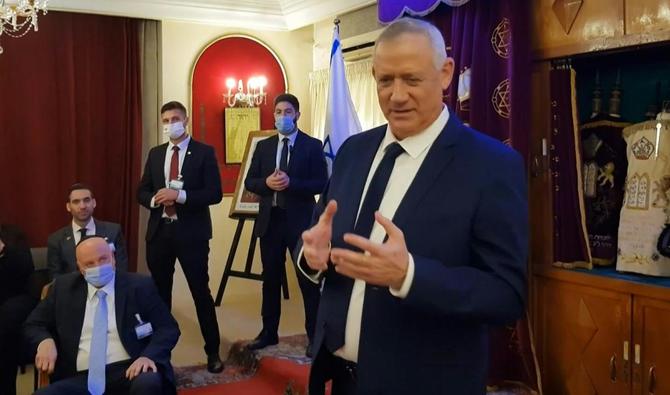 Le ministre israélien de la Défense Benny Gantz visite la synagogue Talmud Torah, la plus grande de Rabat, qui servait dans le passé d'école aux futurs rabbins de l'importante communauté juive marocaine. (Photo, AFP)