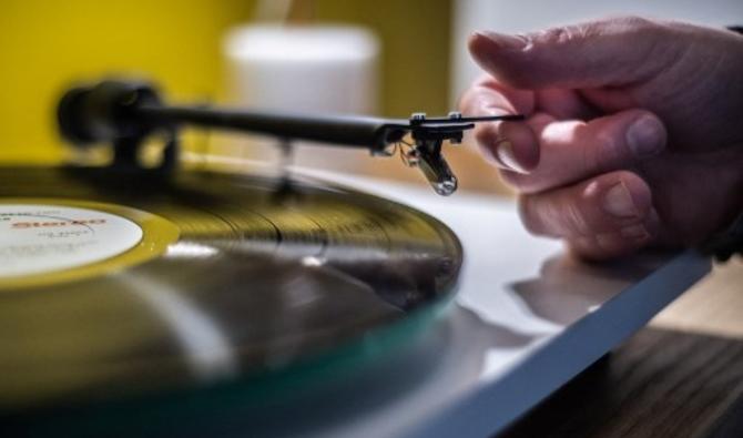 Un tourne-disque vinyle dans un magasin de musique à Paris, le 18 février 2020. (Photo, AFP)