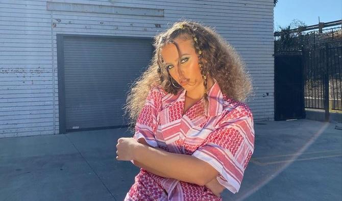 Dans cette nouvelle collaboration, la star montante de 19 ans collabore avec le rappeur et compositeur tunisien Balti sur le single Ghareeb Alay’. (Photo, Instagram) 